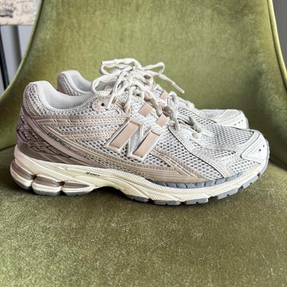 1906R New Balance sneakers - Picture 1 of 6